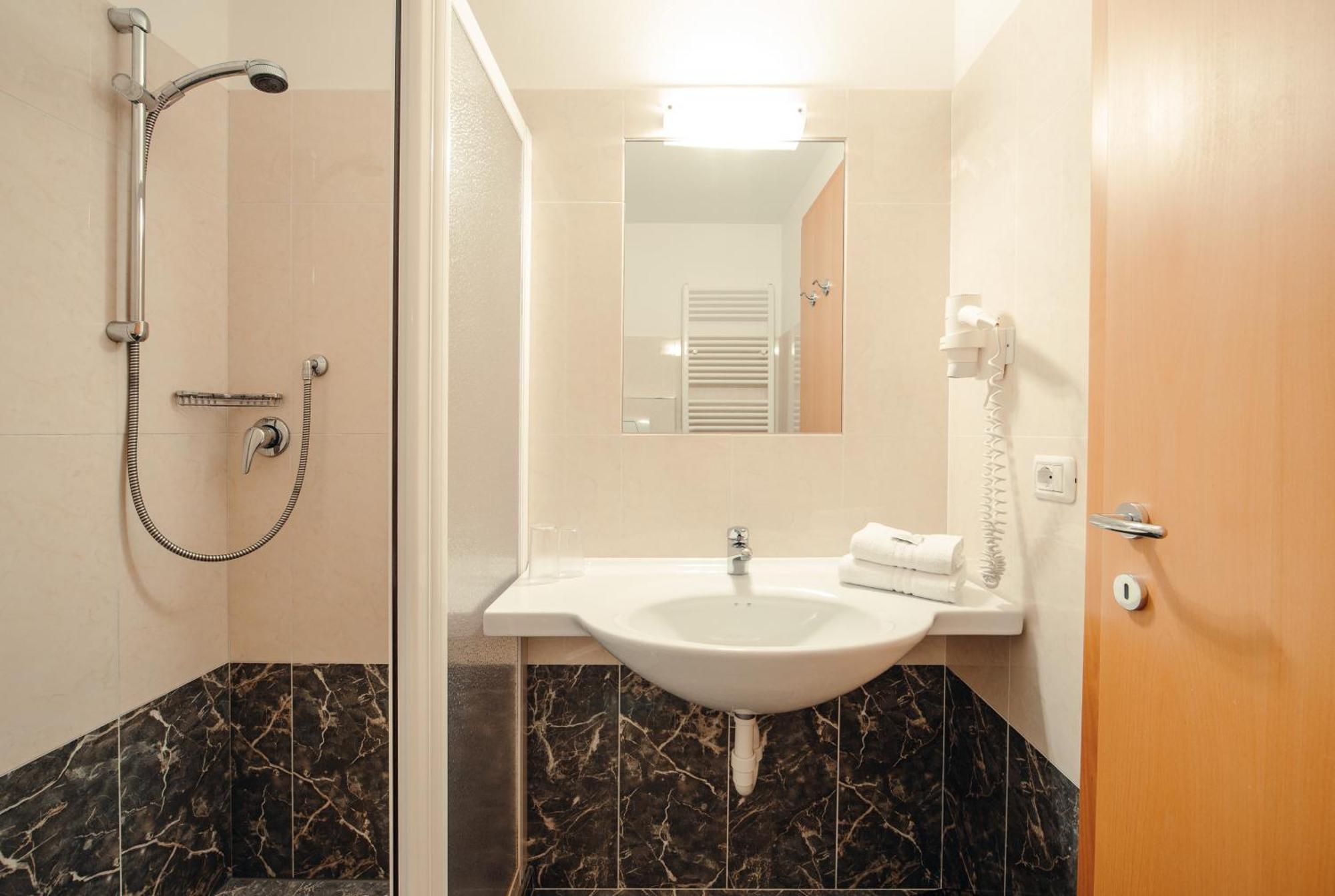Hotel Ludwigshof & Luvina Тродена Стая снимка